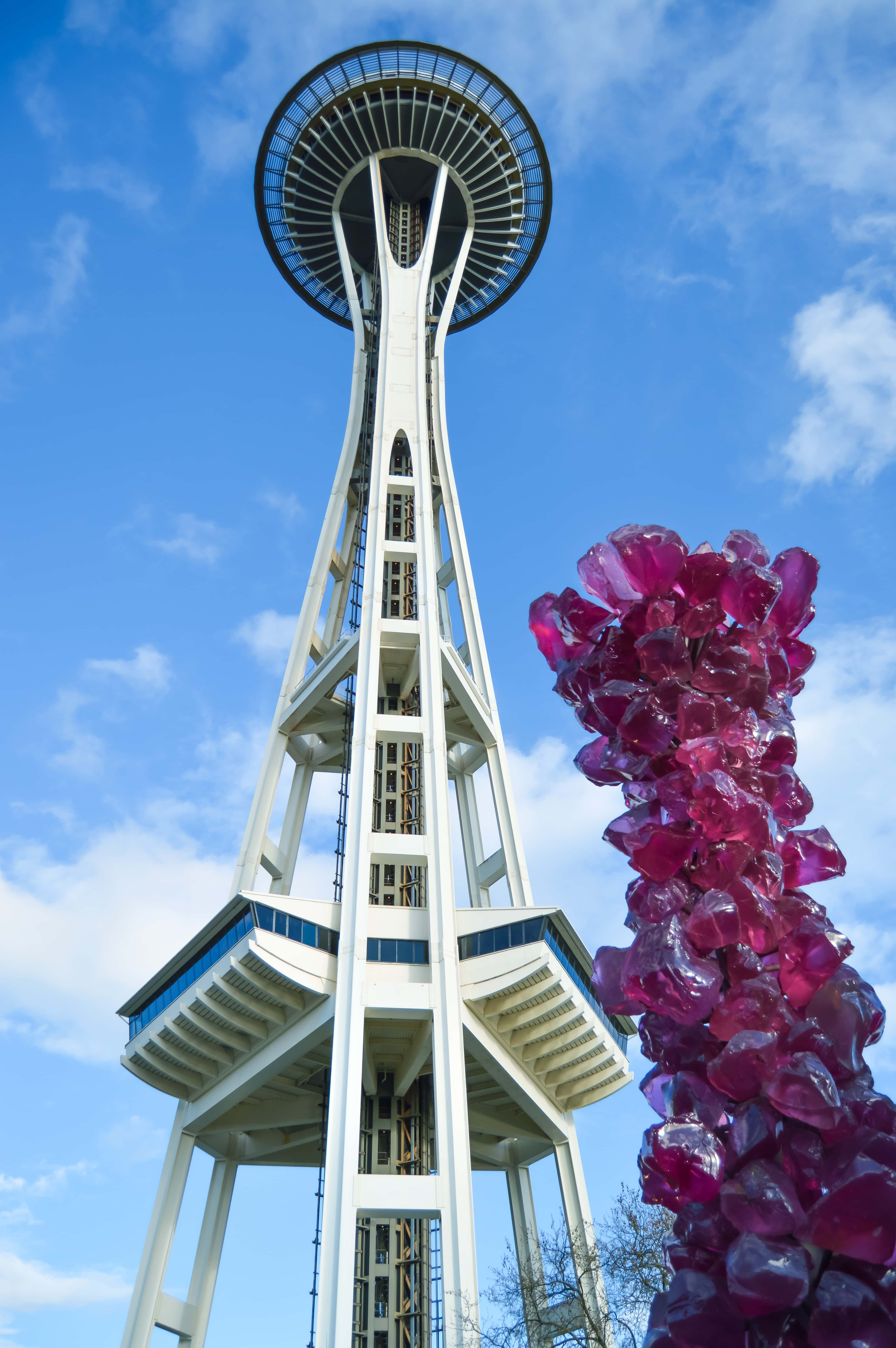 Everything you must know before visiting Seattle in Washington, USA. Restaurants, chihuly glass museum, space needle, pike place market, which neighborhood to stay in, and the best stops for your weekend getaway. | Her Life Adventures | #seattle #nationalpark #usadestinations #washington #hikes #thingstodo #roadtrip #lodging #itinerary #guide