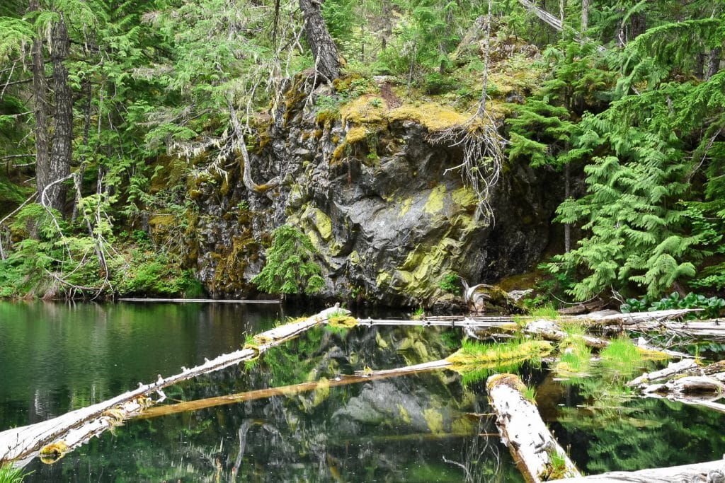 Pyramid lake hiking trail in North Cascades emerald reflection colored lake. North Cascades National Park ultimate guide. | HerLifeAventures.Blog | #traveldestinations #northcascadeshighway #northamericatravel #hiking #camping #usdestinations #travelhacks #travelguide #adventuretravel #roadtrip #nationalpark #nationalparkroadtrip #northcascades #washington