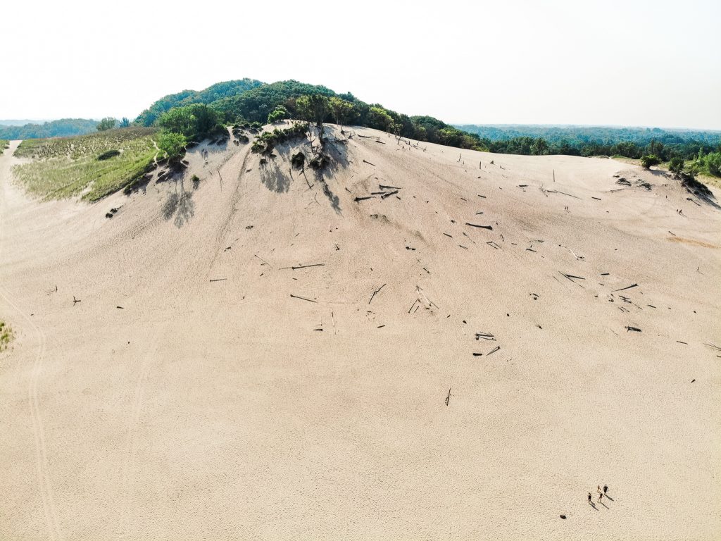 This Sleeping Bear Dunes itinerary covers the best of what to do on the National Lakeshore, how to get there and where to stay. Add this hidden gem to your summer bucket list. | Her Life Adventures | #camping #usdestinations #travelhacks #travelguide #adventuretravel #roadtrip #nationalpark #nationalparkroadtrip #michigantravel #greatlakes #ustravel #summer #bucketlist #sleepingbear #lakemichigan #sanddunes
