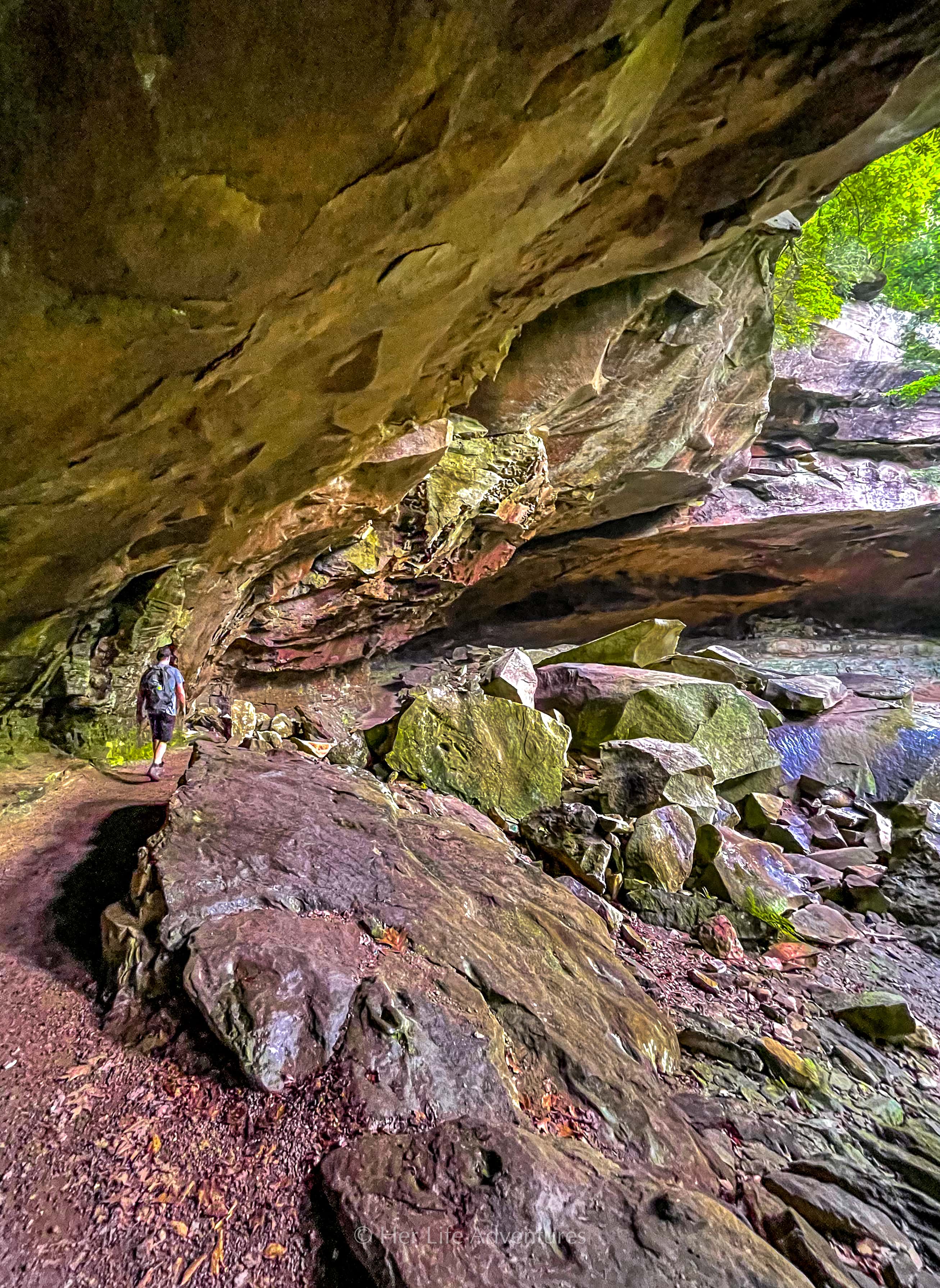 The best hiking trails in the Big South Fork Kentucky area are in the Daniel Boone National Forest. The area boasts miles of hiking trails along scenic gorges and sandstone bluffs leading to rock arches, waterfalls, caves, and adventure. Here are the best hikes for easy, moderate, and difficult trails in #Big South Fork #Kentucky