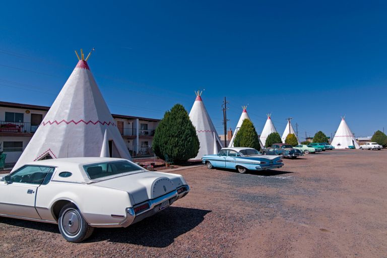 8 Iconic U.S. Roadside Stops Every Traveler Should See Once