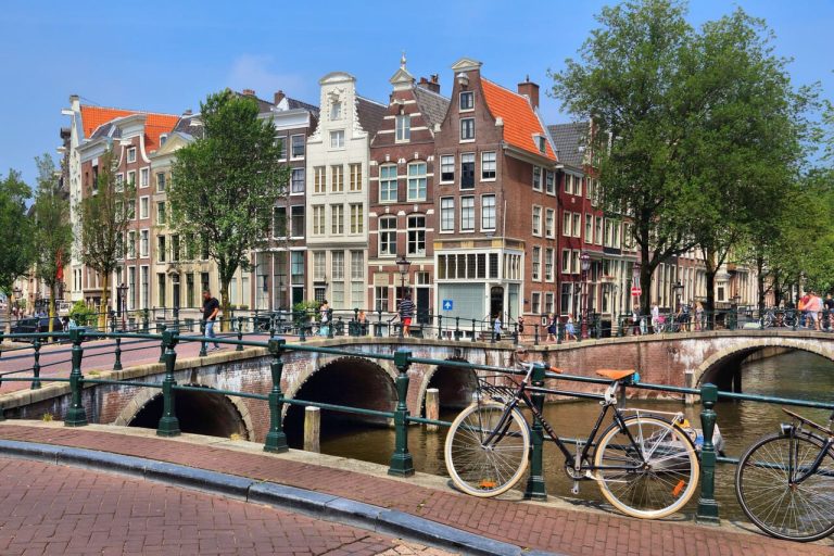 10 Cities Around the World That Completely Transform After Dark