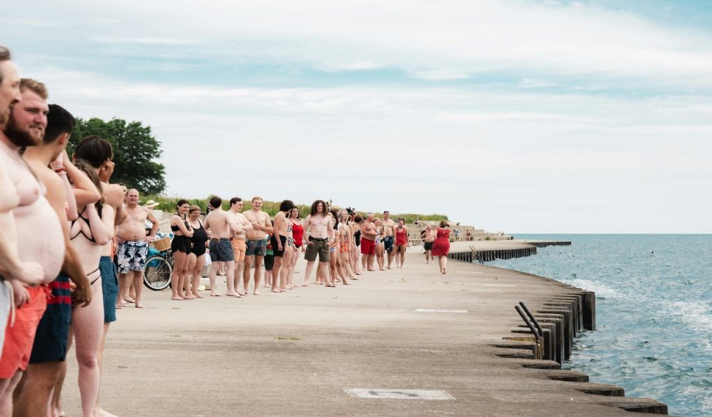 Gens faisant la queue sur une jetée au bord de la mer