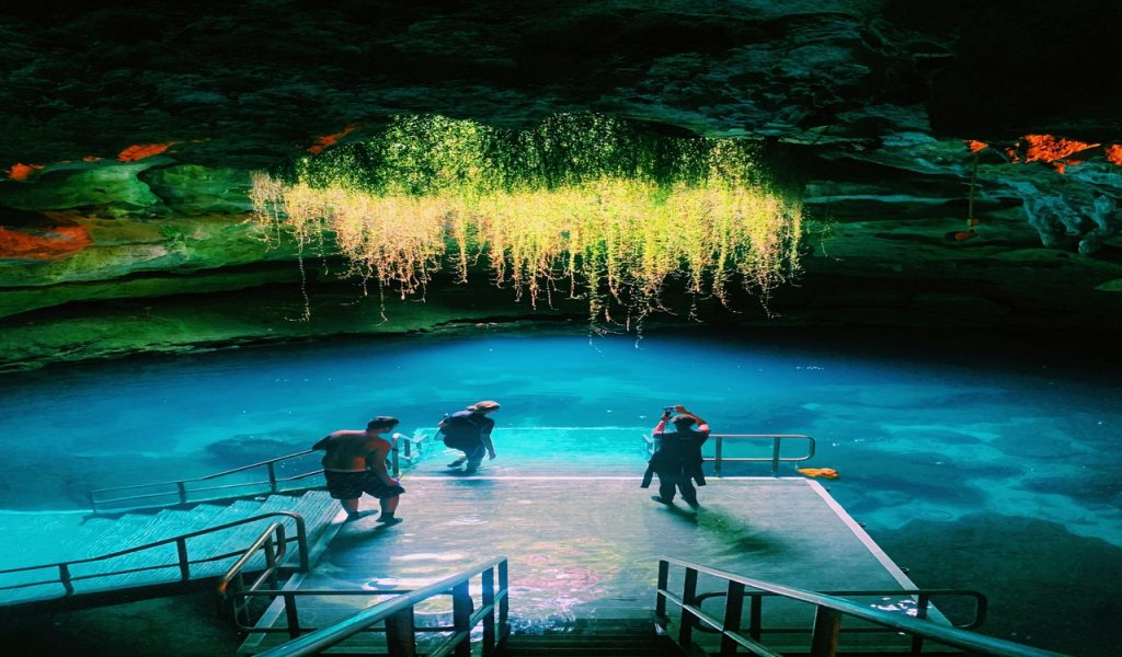 Plongeurs à Devils Den Spring