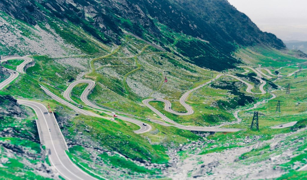 Photo aérienne du paysage verdoyant et de la route sinueuse