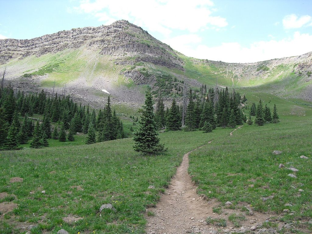 The Flat Tops mountain range is known for its high plateau edged by steep cliffs, and many valleys carved by glaciers.