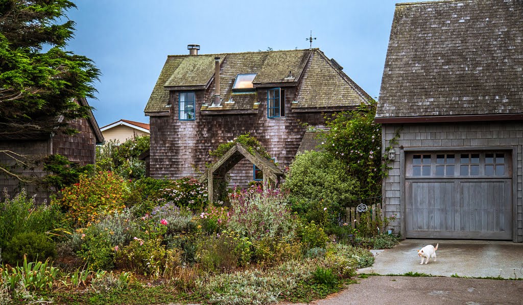 A house on Kelly Avenue in Half Moon Bay, CA, USA.