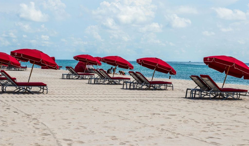 Transats et parasols sur la plage de sable