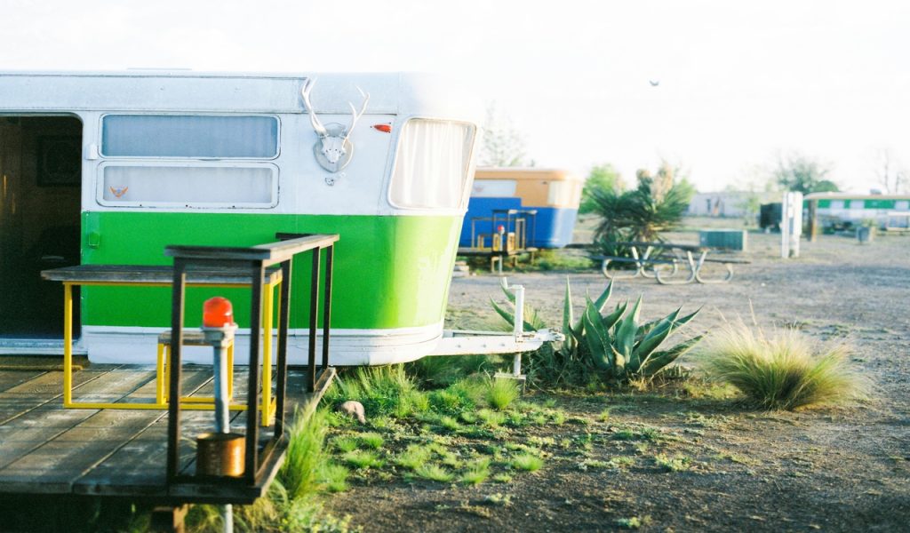 Le camping-car est sur un parking dans le désert