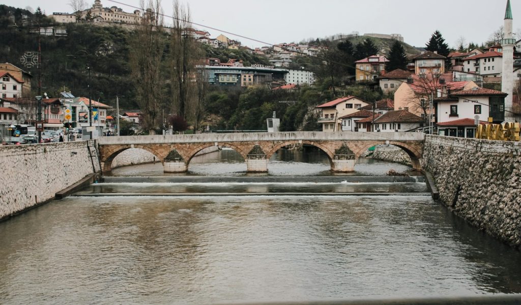 Pont historique sur la rivière Miljatka à Sarajevo