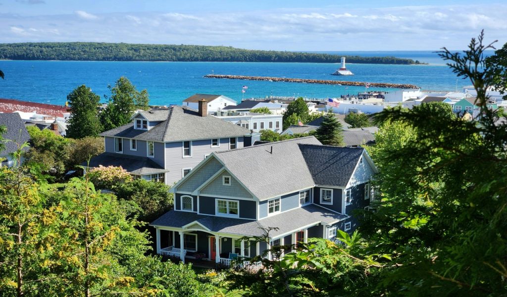 13 U.S. Islands You Can Reach By Ferry For Easy Weekend Escapes – Her Life Adventures A view of houses and the ocean from a hill