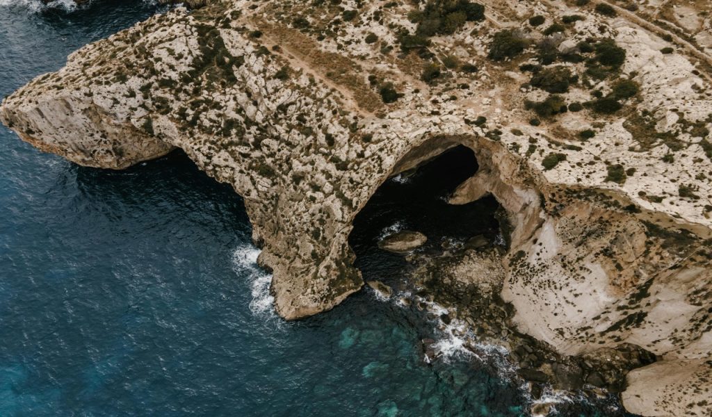 Prises de vue aériennes de falaises rocheuses sur la côte maritime