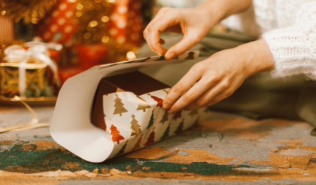 Quelqu'un emballe un cadeau