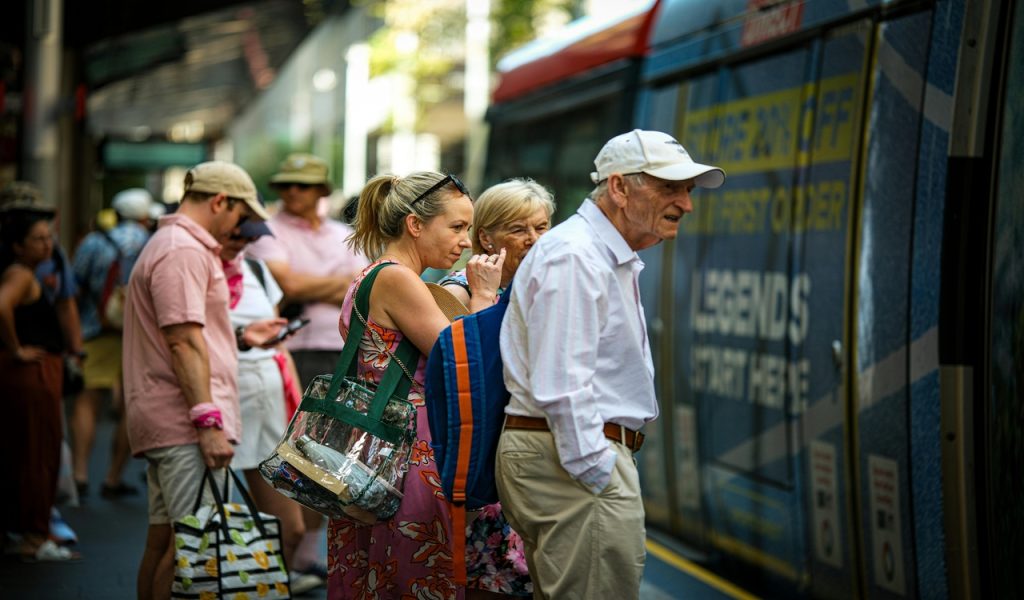 Une variété de personnes attendant à la gare