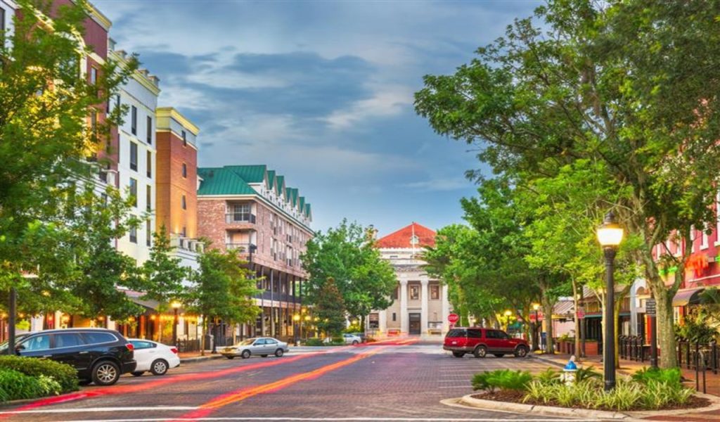 Gainesville, Floride, États-Unis, centre-ville, paysage urbain au crépuscule.