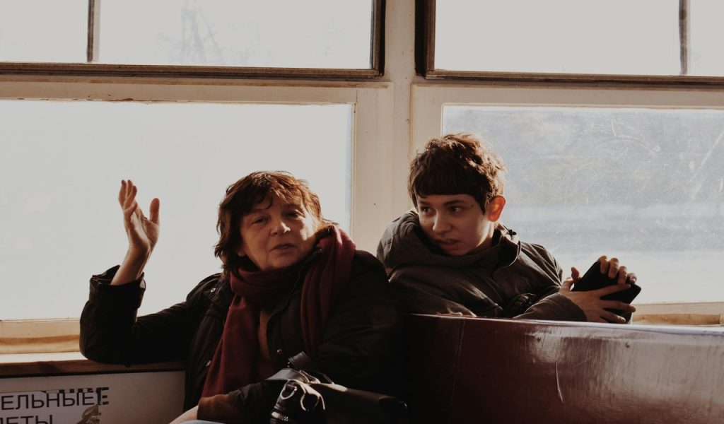 Des gens assis dans le train près de la fenêtre et parlant