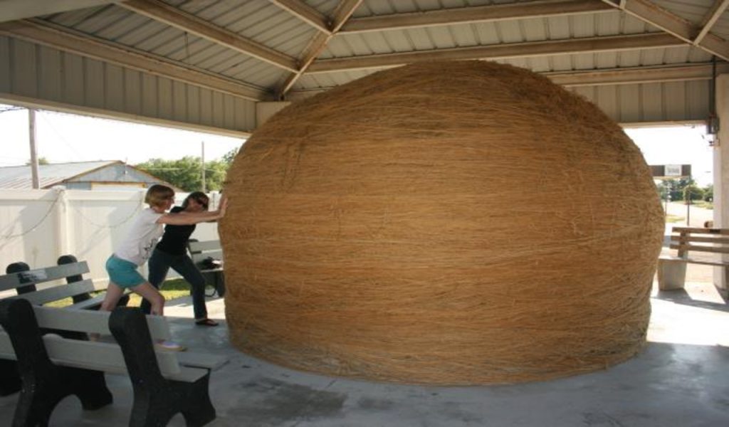 Largest community-rolled ball of twine