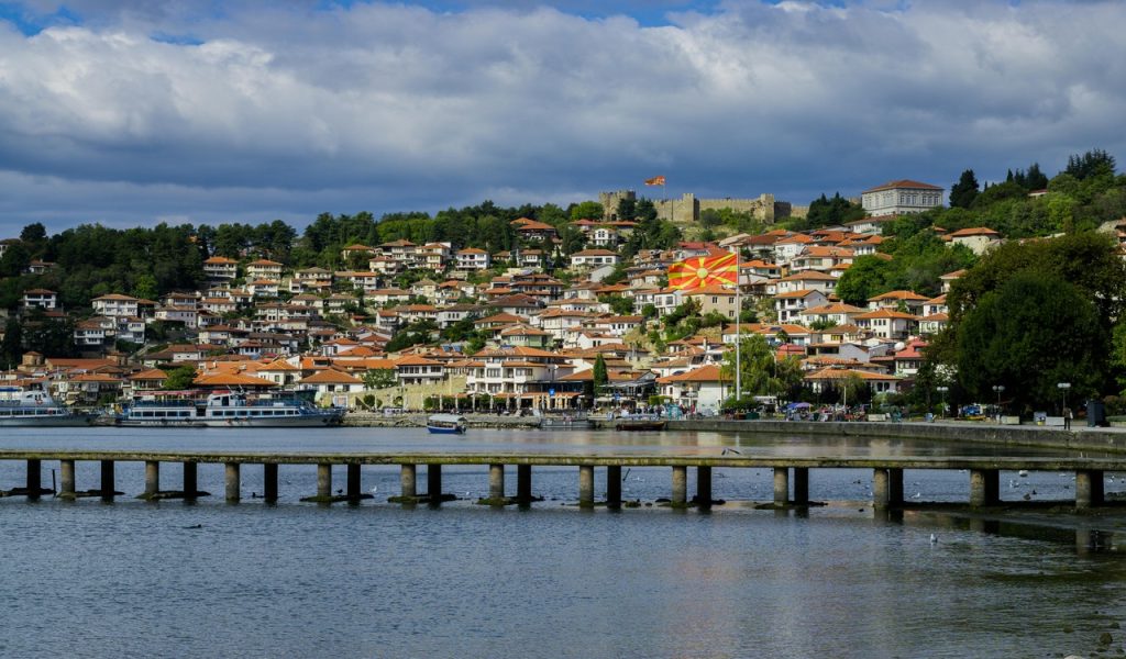 Vue panoramique de la vieille ville d'Ohrid avec jetée et drapeau/pixel