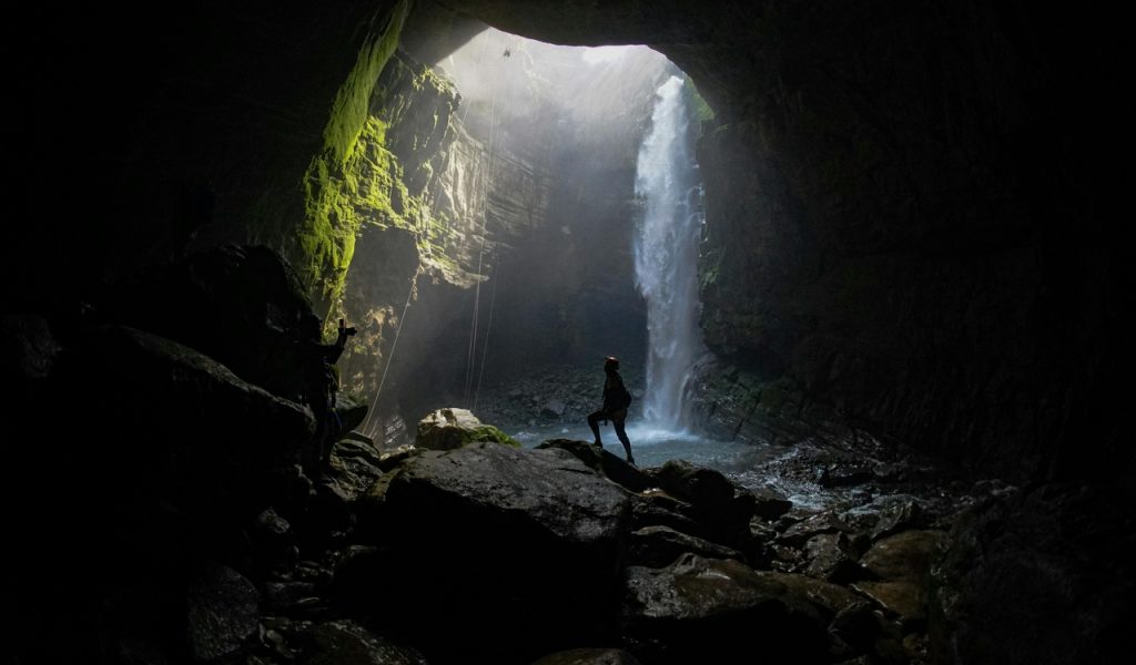 Quelqu'un posant dans une grotte