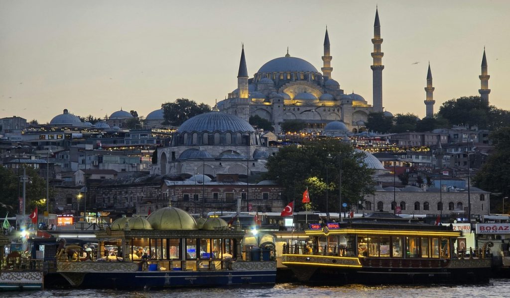 Golden Horn at Twilight in Istanbul, Türkiye
