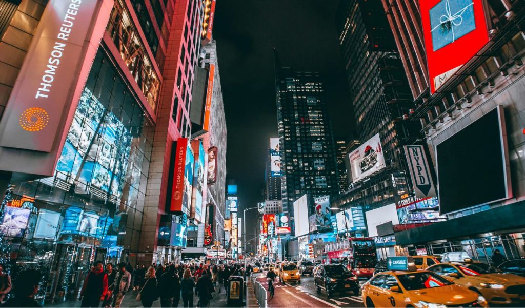 Foule de gens dans la rue la nuit