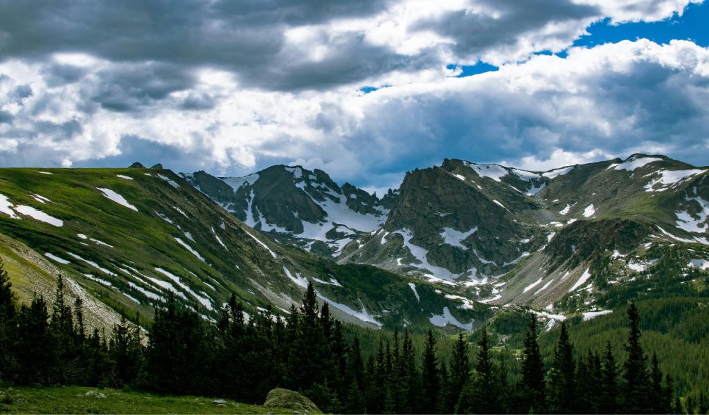 Photographie de paysage de montagne avec de la neige Photographie de paysage de montagne avec de la neige