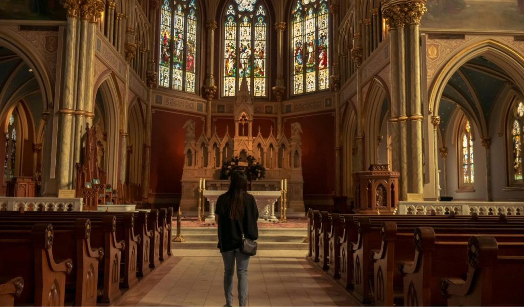 Fille devant l'autel de l'église Fille devant l'autel de l'église