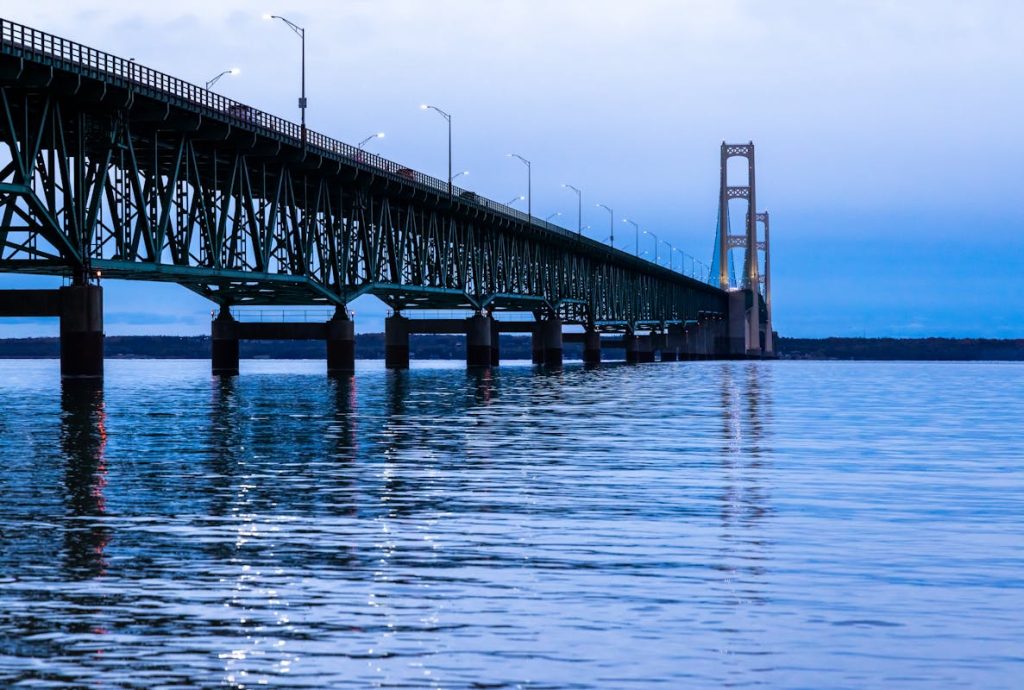 9 U.S. Lakeside Towns That Look Straight Out of a Movie Scene – Her Life Adventures Traverse City Lake, Michigan