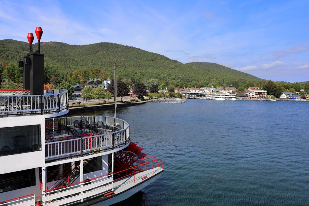 9 U.S. Lakeside Towns That Look Straight Out of a Movie Scene – Her Life Adventures Lake George, New York