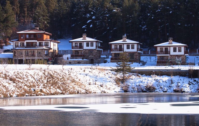 10 Classic Lake Resorts With Surprising Histories