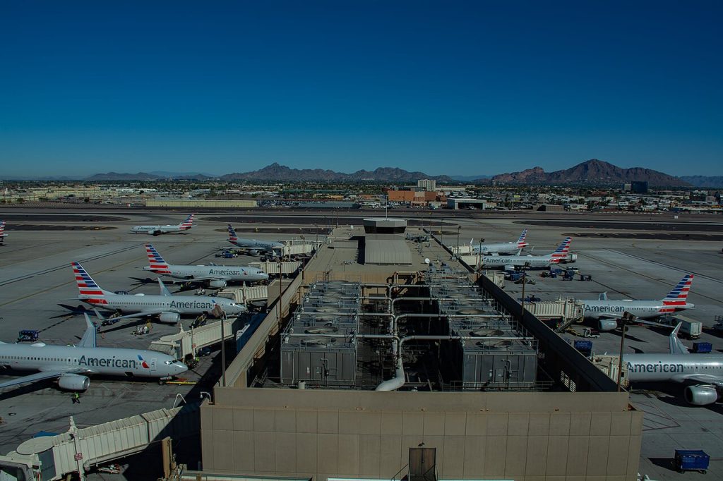 American Airlines loading passengers at Phoenix Sky Harbor International Airport
