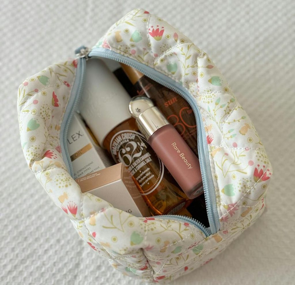 compact cosmetic kit for travelling