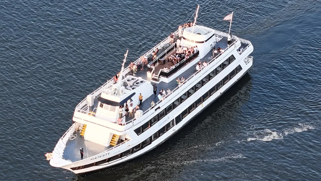 Harbor Cruises With Holiday Views