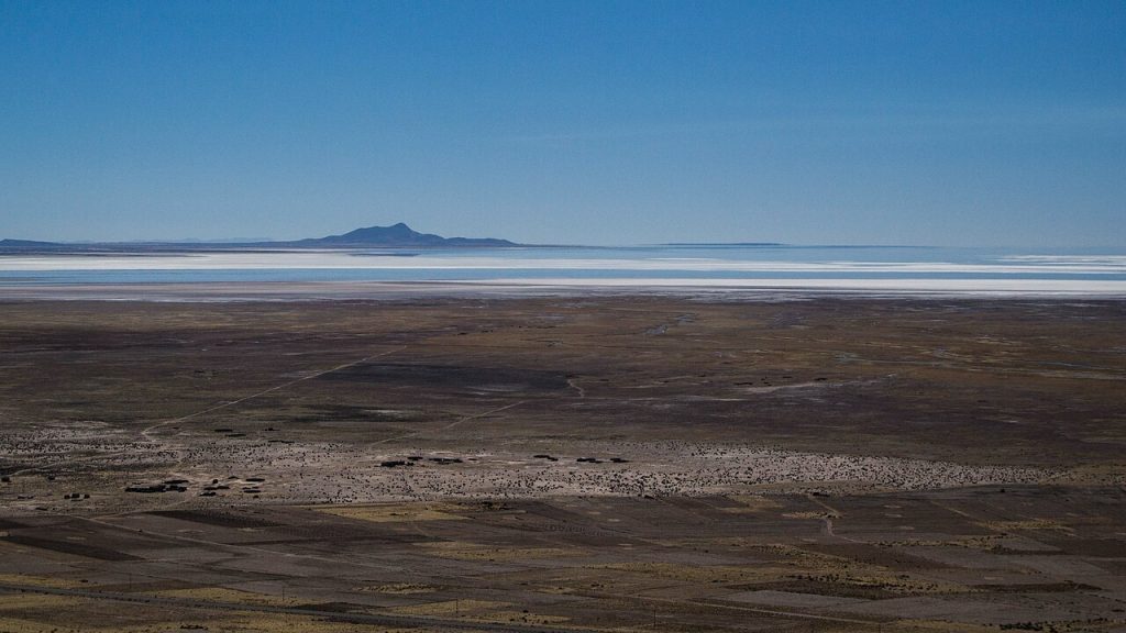 14 “Hidden Gem” Lakes That Are Drying Up Faster Than Expected – Her Life Adventures Lake Poopó, Bolivia