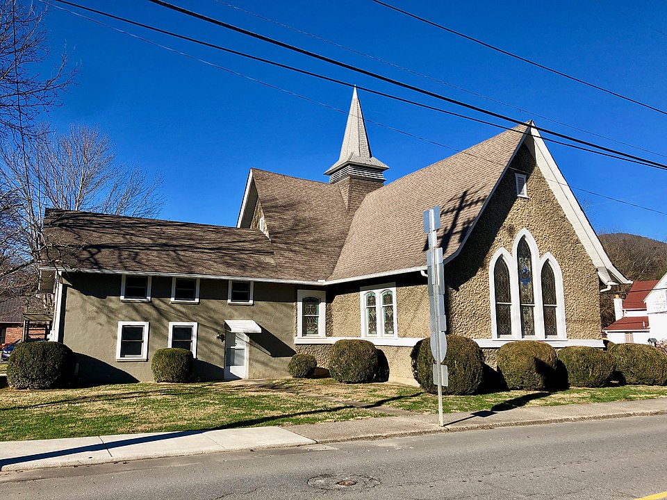 10 Small Towns With Surprising Charm and Very Low Living Costs – Her Life Adventures Hot Springs, North Carolina