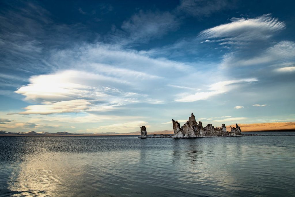 14 “Hidden Gem” Lakes That Are Drying Up Faster Than Expected – Her Life Adventures Mono Lake, United States