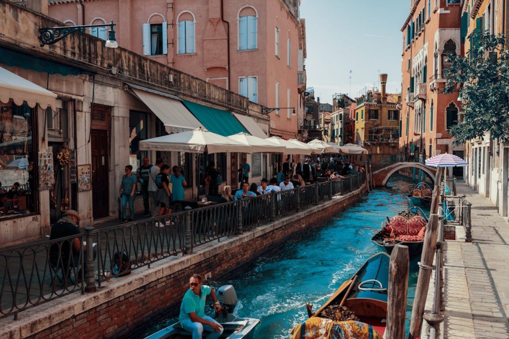 Tourist Restaurants Near Major Attractions