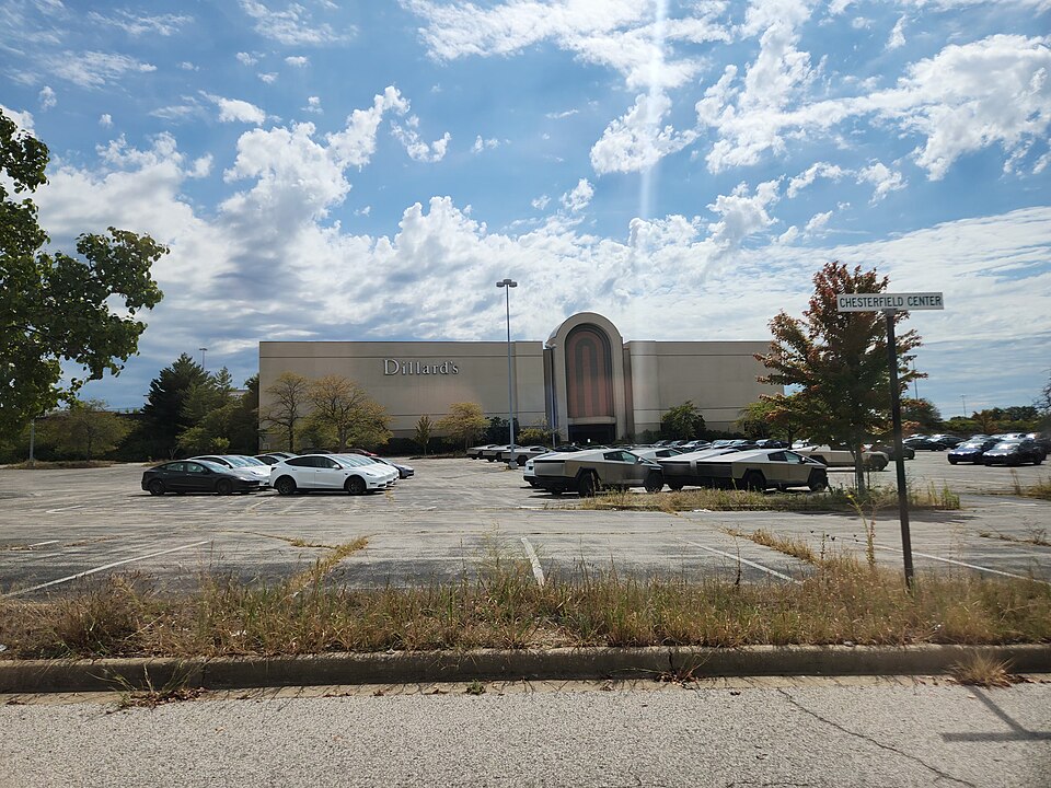 12 U.S. Places That Are Empty, Awkward, and Uncomfortably Quiet – Her Life Adventures Abandoned Mall Corridors in the Midwest