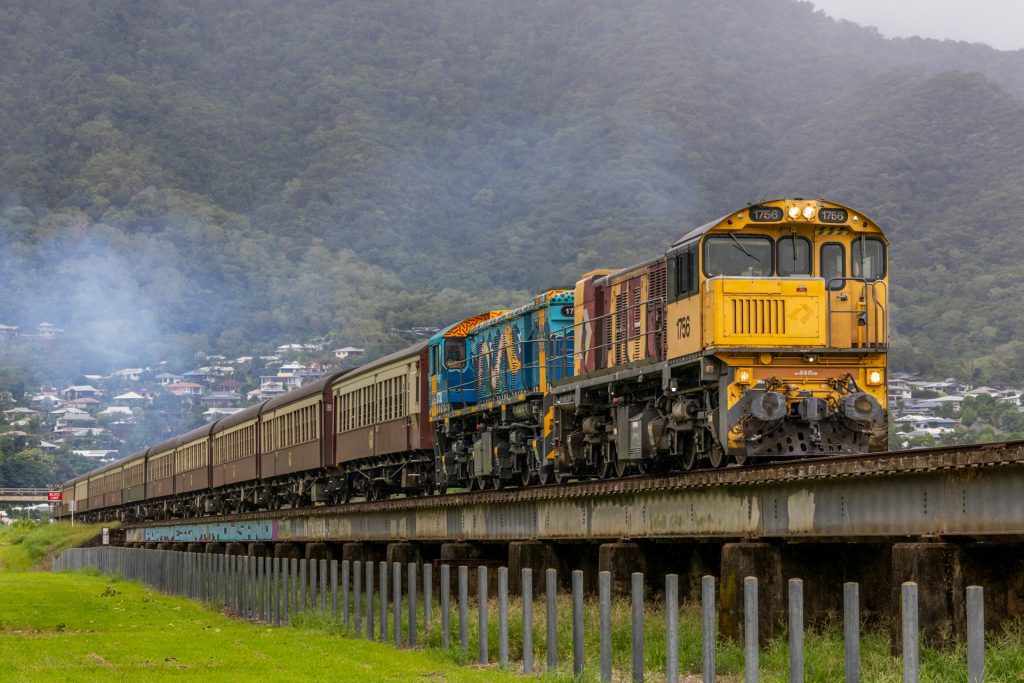 টাইট সংযোগ সহ নৈসর্গিক ট্রেন রুট