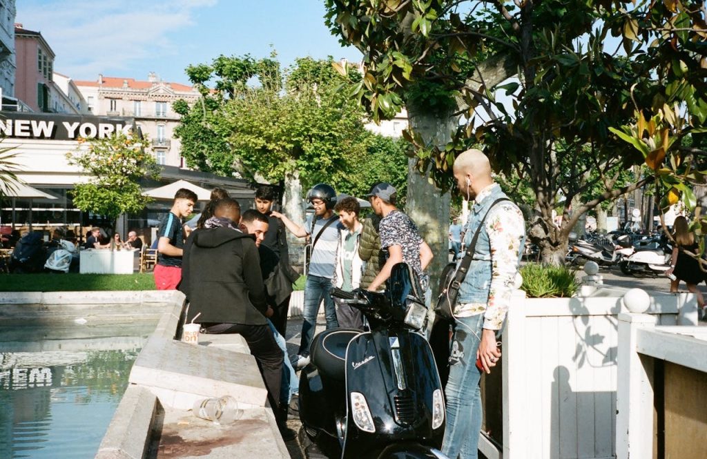 Social Moments, Quiet Pockets