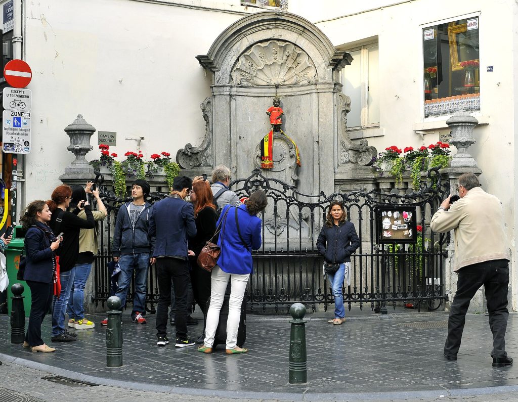The surroundings of Manneken Pis give an idea of its size.