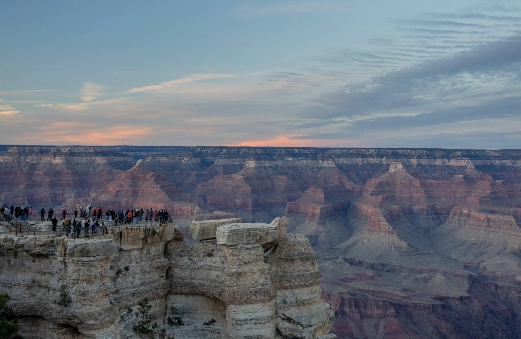 Crowds and Reservation Systems Change the Mood