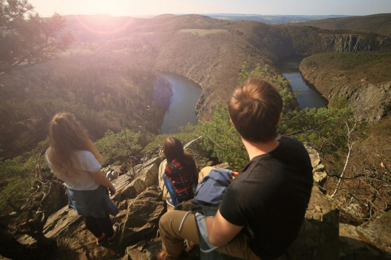 The Mountain Escape Trend: Why People Leave Everything, Then Come Back