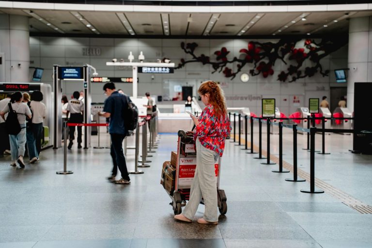 This 3-Second Habit Could Save You From Common Travel Scams