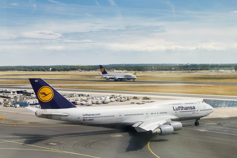 9 Things First Class Passengers Get That Economy Travelers Are Not Supposed to Know About